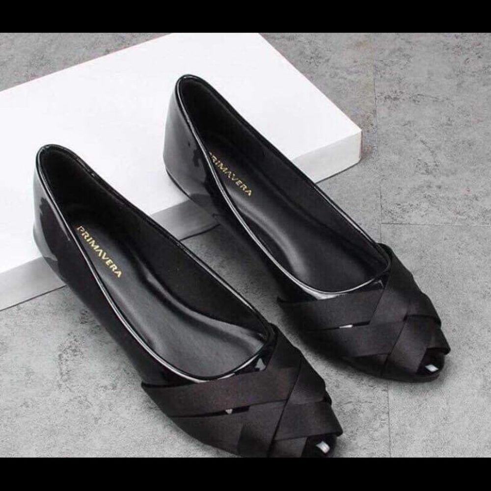 Black flat shoes - new